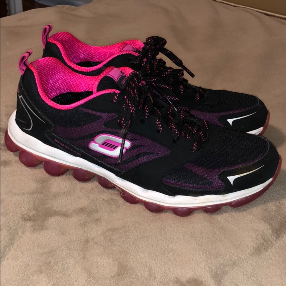 Tennis shoes